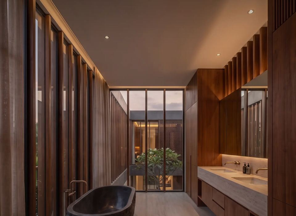 Kamar mandi, N–10 Rumah Tinggal Tropis